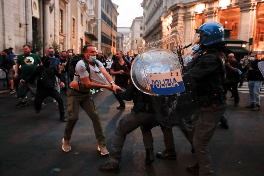 PONOVO DEMONSTRACIJE U ITALIJI, Rim gori, građani neće obaveznu vakcinaciju