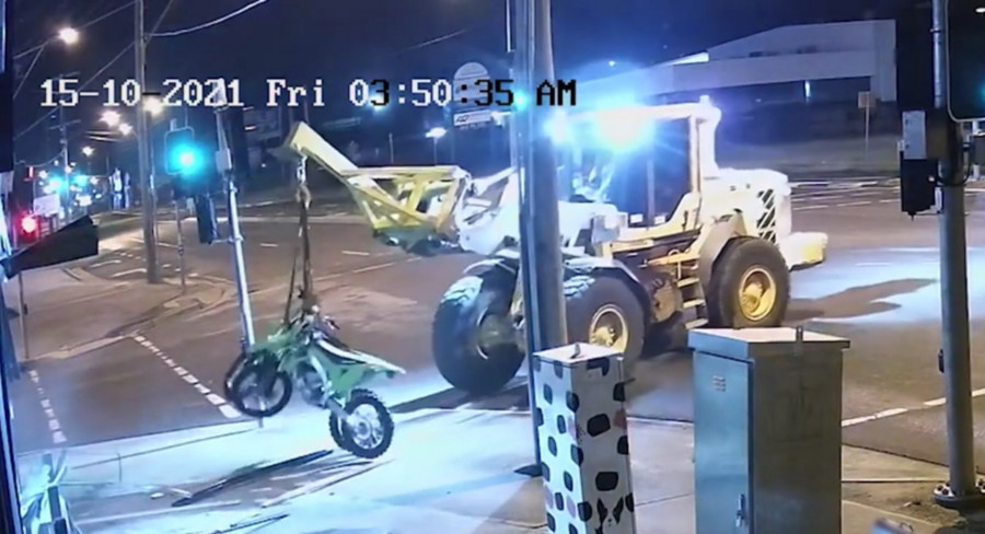 BJEŽAO POLICIJI KAO NA FILMU: Ukrao bager, pa sa njim motocikle iz salona (VIDEO)