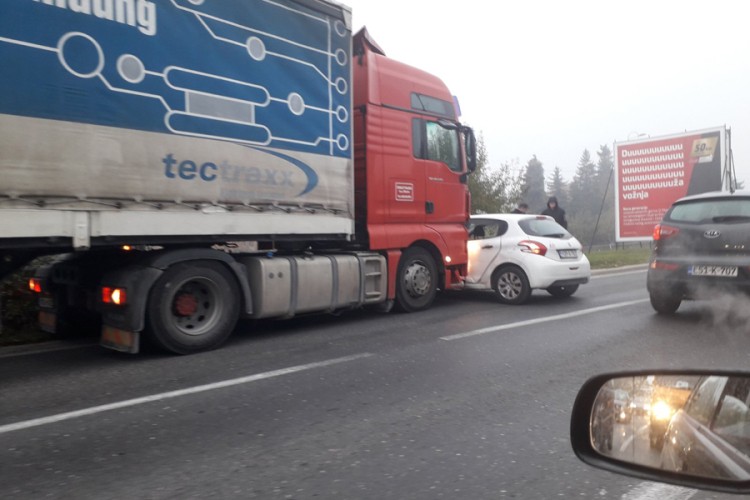 GUŽVA NA ULAZU U SARAJEVO Saobraćajna nezgoda putničkog i teretnog vozila