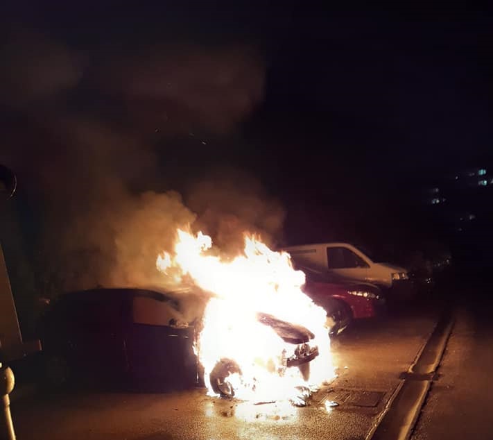 IZBIO POŽAR NA AUTOMOBILU U BANJALUCI, vatra zahvatila još jedno vozilo. (FOTO)