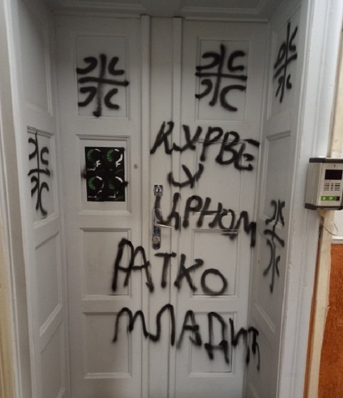 GRAFITI PODRŠKE RATKU MLADIĆU OSVANULI NA VRATIMA ŽENA U CRNOM! Aktivistkinje neosnovano okrivile Vučića!