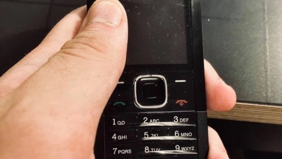 VRAĆA SE LEGENDARNA NOKIA 6310! 20 godina nakon originalnog izdanja, ponovo je tu i poznata igrica "Zmija" !