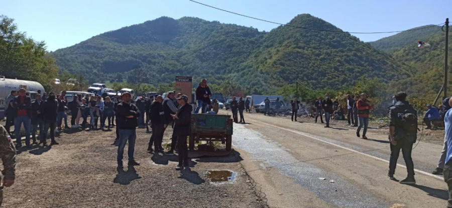 NAPETO NA JARINJU: Pripadnici Rosu se naoružani vraćaju na položaje, Kfor sa strane posmatra