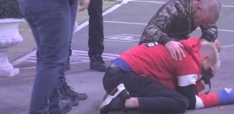 DEJAN LOMI SVE PRED SOBOM Pogledao snimak Dalile i Cara pa se bacao i urlao, nisu mogli da ga smire! (VIDEO)