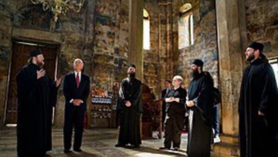 MANASTIR VISOKI DEČANI PODSJETILI NA BAJDENOVU POSJETU Evo šta je američki predsjednik napisao u knjizi utisaka 2009. godine! (FOTO)