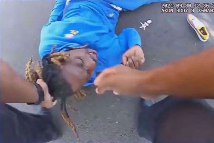 BRUTALNOST AMERIČKIH OFICIRA: iz auta vukli za kosu paraplegičara Afroamerikanca! (VIDEO)