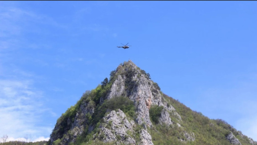 STIGLE HELIKOPTERSKE JEDINICE IZNAD SRPSKE SVETINJE Postavlja se veliki Časni Krst u blizini manastira Mileševa (FOTO)