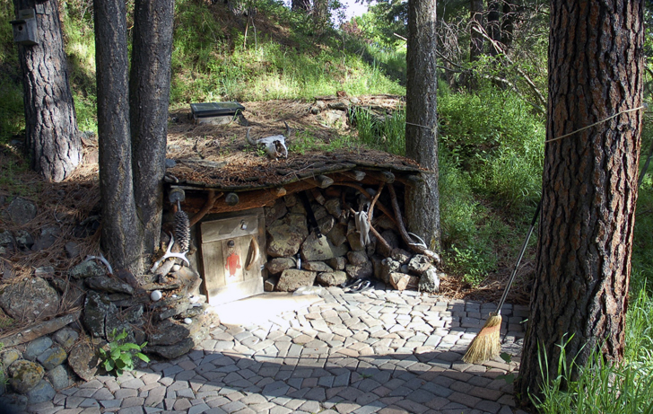 POGLEDAJTE NJEGOV DOM: Izvana izgleda kao rupa ali unutra se krije puno toga (FOTO)