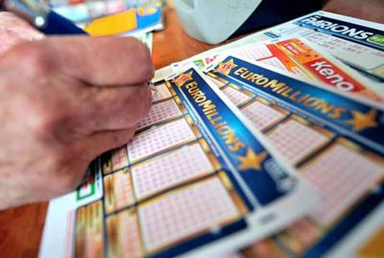 SREĆNOM DOBITNIKU 184 miliona funti. Dobitnik postaje bogatiji od pjevačice Adel