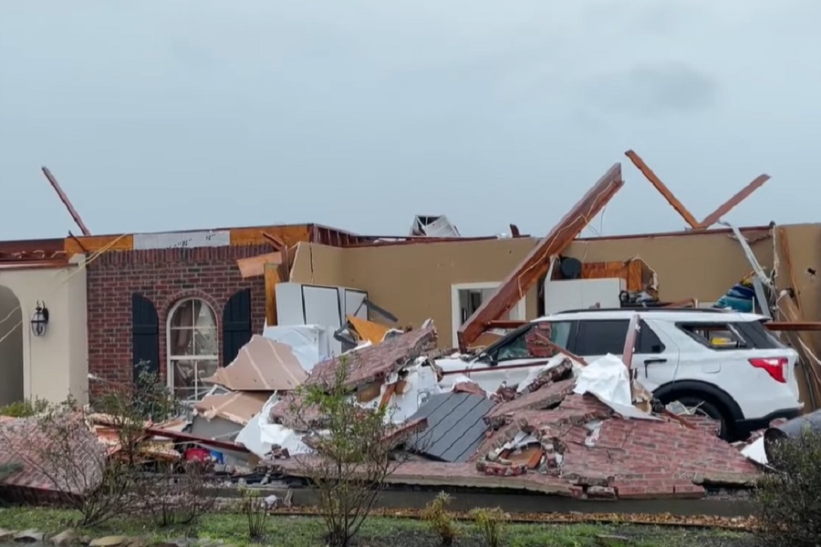 STRAVIČAN TORNADO prijetio stanovništvu! Ima povrijeđenih, na desetine kuća uništeno! (VIDEO)