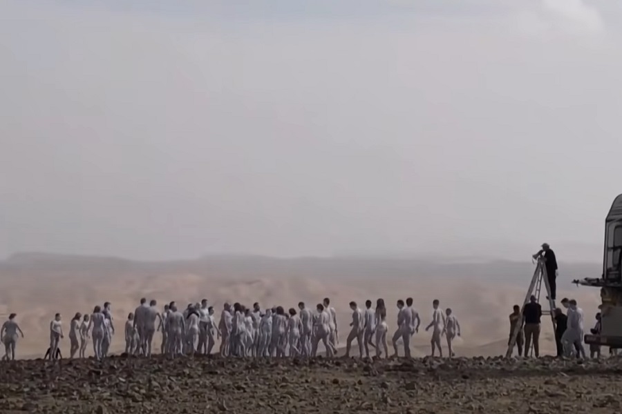 IZRAEL: STOTINE GOLIH ljudi stajalo na obali mora! (VIDEO)