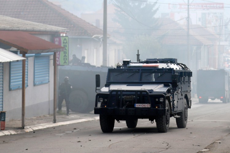 TENZIJE I DALJE POSTOJE Situacija na Kosovu mirna, uklonjene barikade