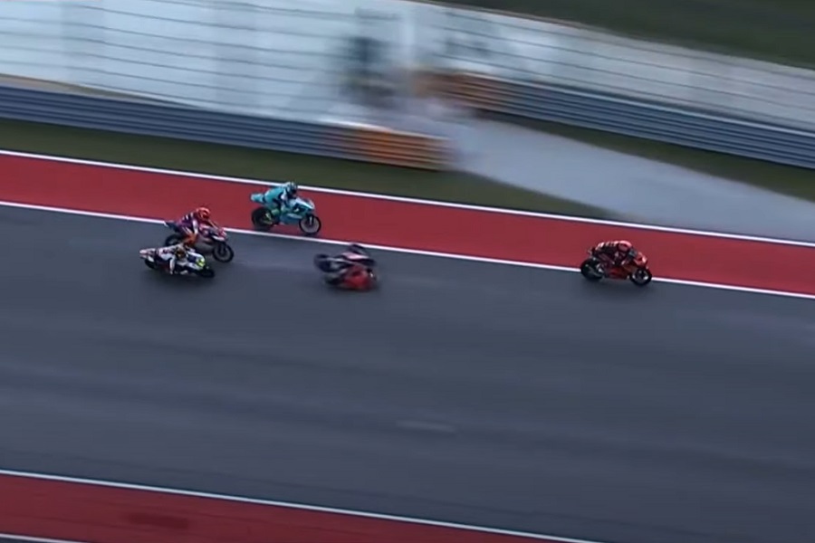 STRAVIČNA SCENA! Moto trka prekinuta zbog užasnog sudara! (VIDEO)