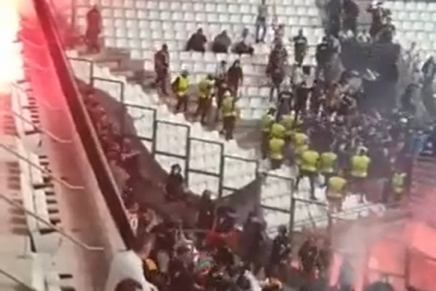 RAT NA TRIBINAMA! Navijači se gađali bakljama u Marseju, fudbaleri gledali u nevjerici (VIDEO)