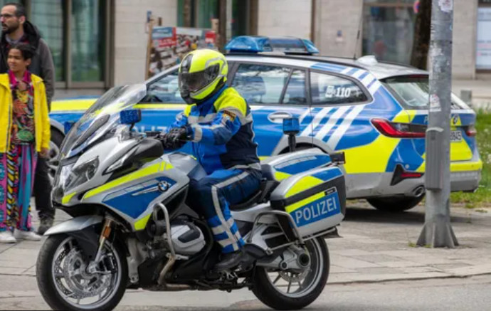 HRVAT POLICIJI UZVIKIVAO "HAIL HITLER" u sred Njemačke!