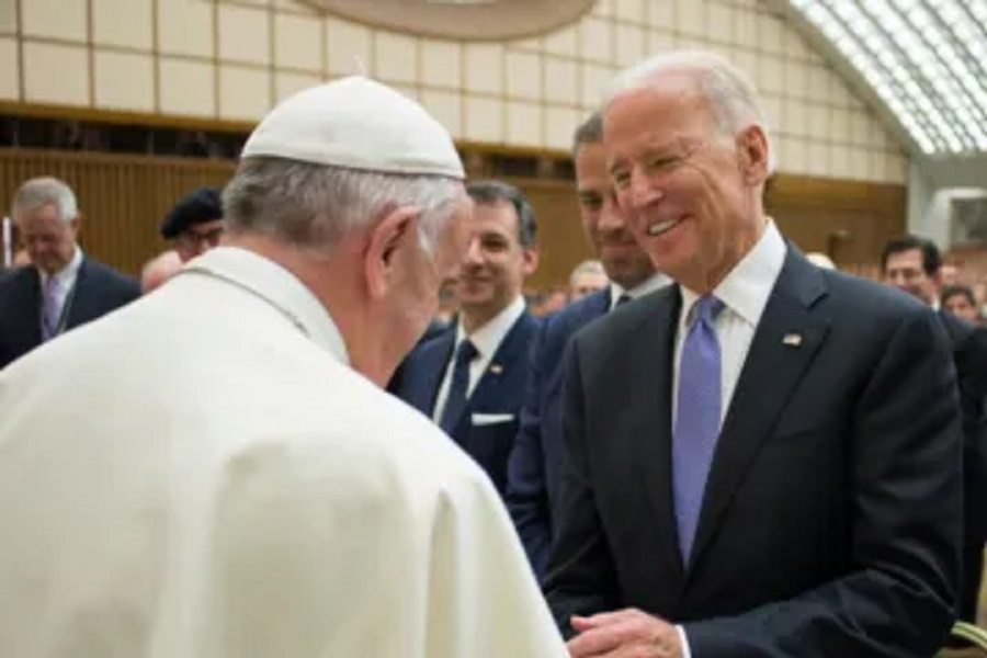 PAPA REKAO BAJDENU da treba da prima pričest