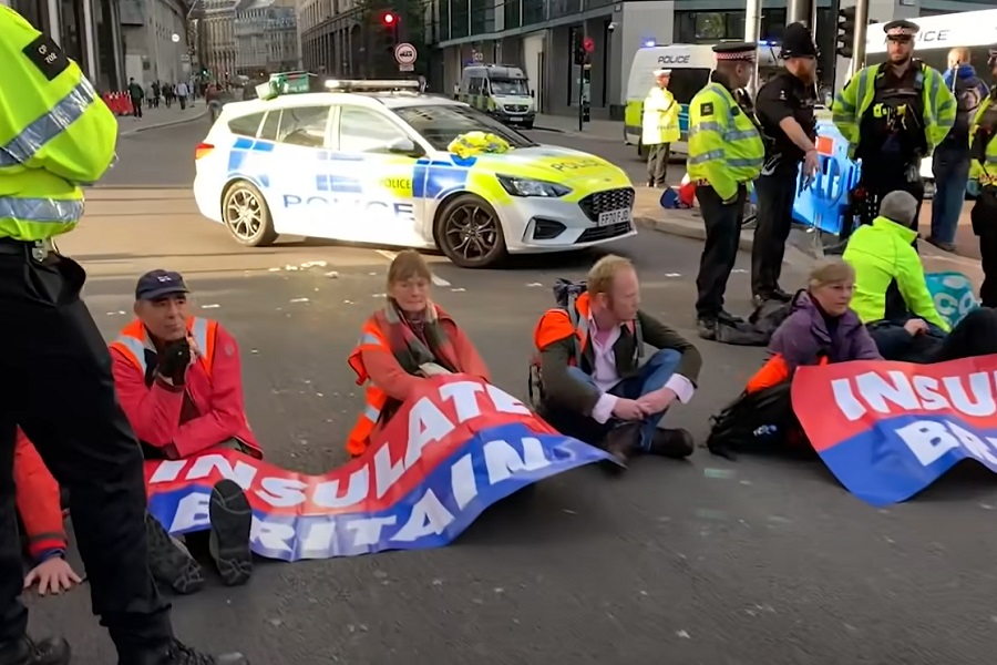 DEMONSTRANTI NA VRHU ZGRADE u centru Londona! (VIDEO)