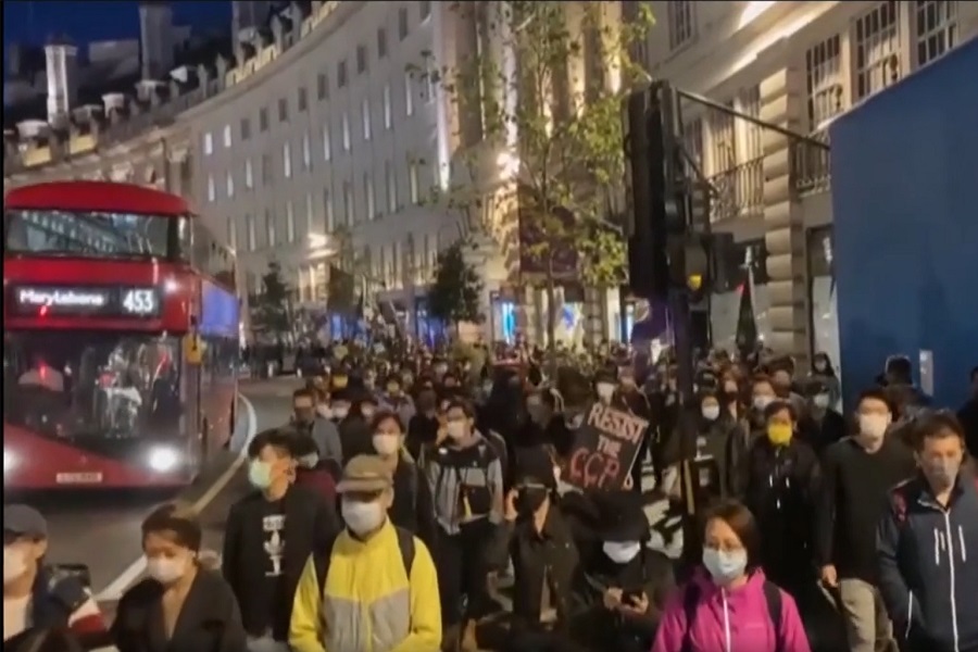 VELIKA BRITANIJA: Spaljena zastava Kine! (VIDEO)