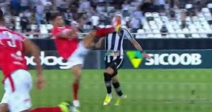 FUDBALSKI POKUŠAJ UBISTVA! Ovakav potez nikada nije viđen na terenu, svijet u šoku! (VIDEO)