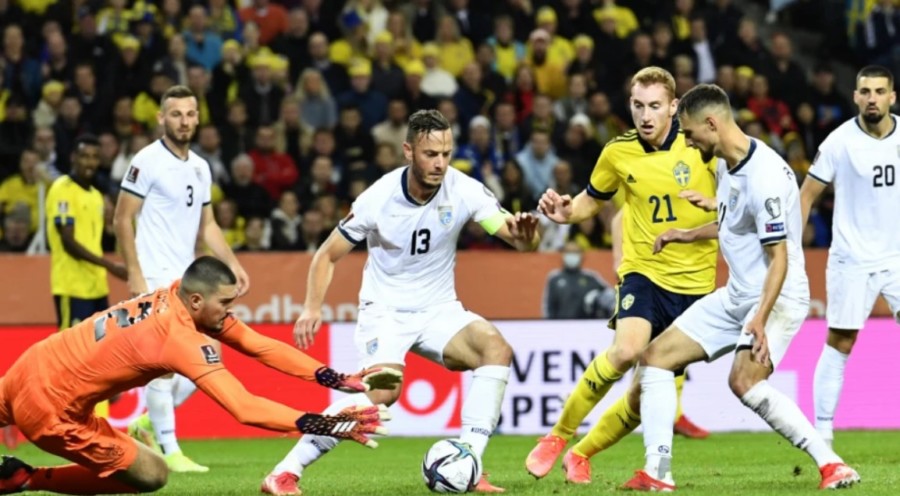 "KOSOVO JE ALBANIJA" NA TRIBINAMA! Skandal u Švedskoj, UEFA mora da reaguje na ovu sramnu političku poruku! (FOTO)
