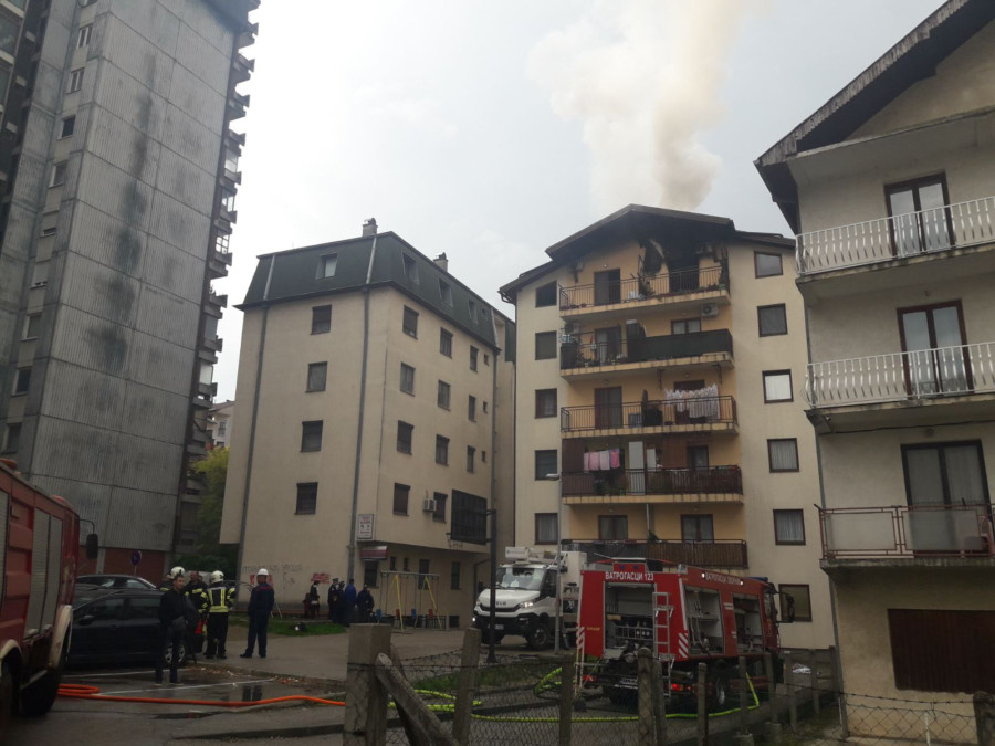 VATROGASCI NA TERENU Vatra zahvatila stan u potkrovlju