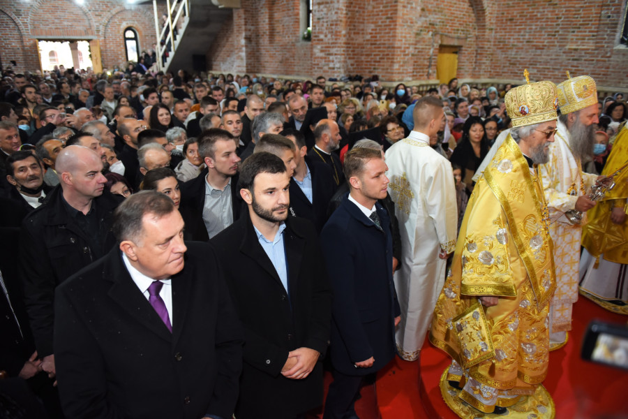 VLADIKA JEFREM MEĐU VJERNICIMA U PRIJEDORU: Manastir Miloševac vaskrsava na čudesan način!