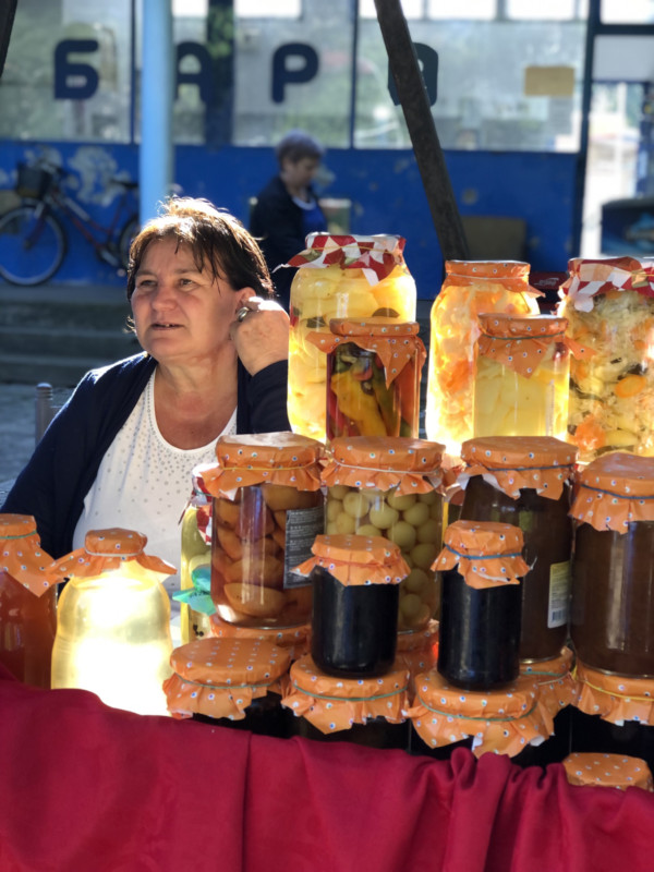 "KARAVAN ZIMNICE" U BIJELJINI: Zelenom pijacom mirisali svježa turšija i ajvar spremljeni po staroj recepturi