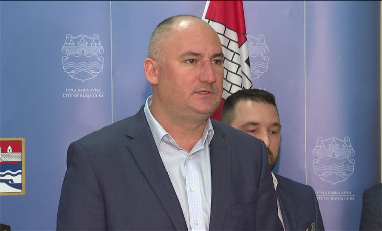 TOPIĆ: Gradsko groblje je sahranjeno