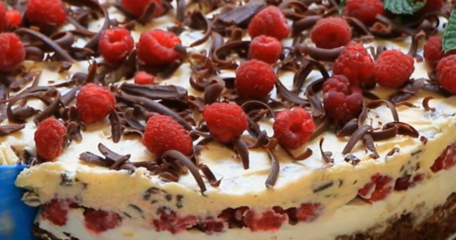 TOPI SE U USTIMA: Čokoladna torta sa malinama