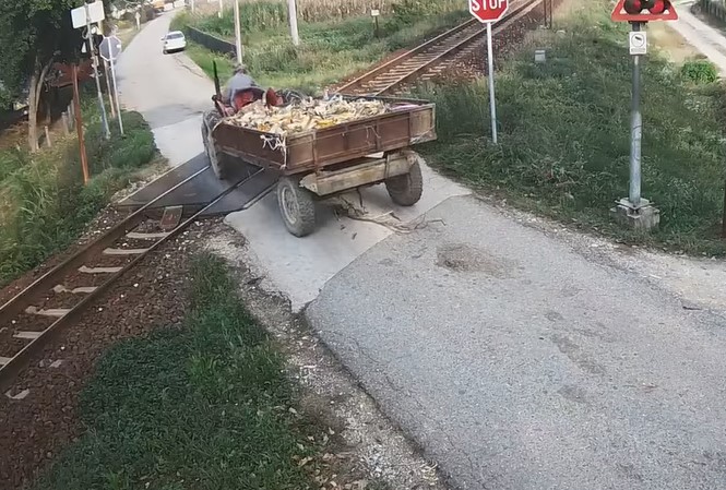 TRAKTORISTA KOD DOBOJA „ZA DLAKU“ IZBJEGAO VOZ Željeznice RS objavile snimak