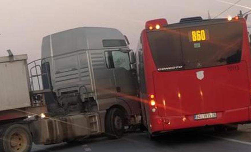 UŽAS NA AUTO-PUTU Kamion udario u autobus pun putnika!