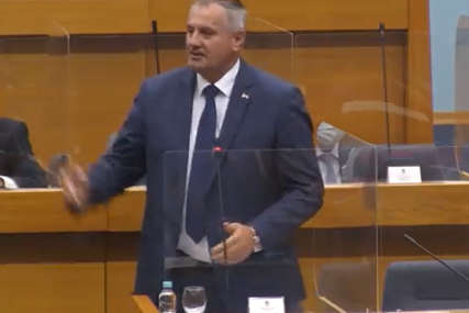 VIŠKOVIĆ ŠIRI LJUBAV Vukane samo polako, znaš da te volim… (VIDEO)