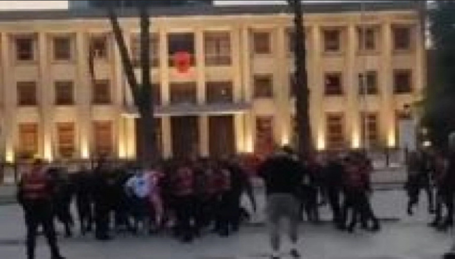 PUKLA BRUKA! Albanski huligani napali malobrojnije Poljake, a onda bježali od njih! (VIDEO)