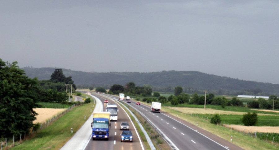 VIC DANA Vozi se Haso autoputem i sluša vijesti...
