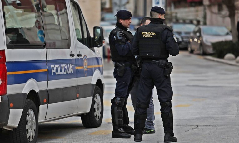 UHAPŠENO ŠEST OSOBA U DALMACIJI: malverzacije nekretninama vrijedne milione kuna!