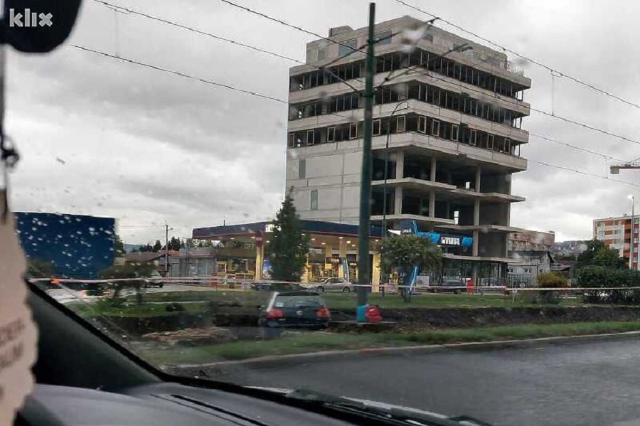 SARAJEVO: Automobil upao u rupu na gradilištu tramvajske pruge