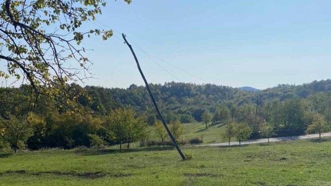 STANOVNICI PRNJAVORSKOG SELA dvije godine muku muče sa banderama