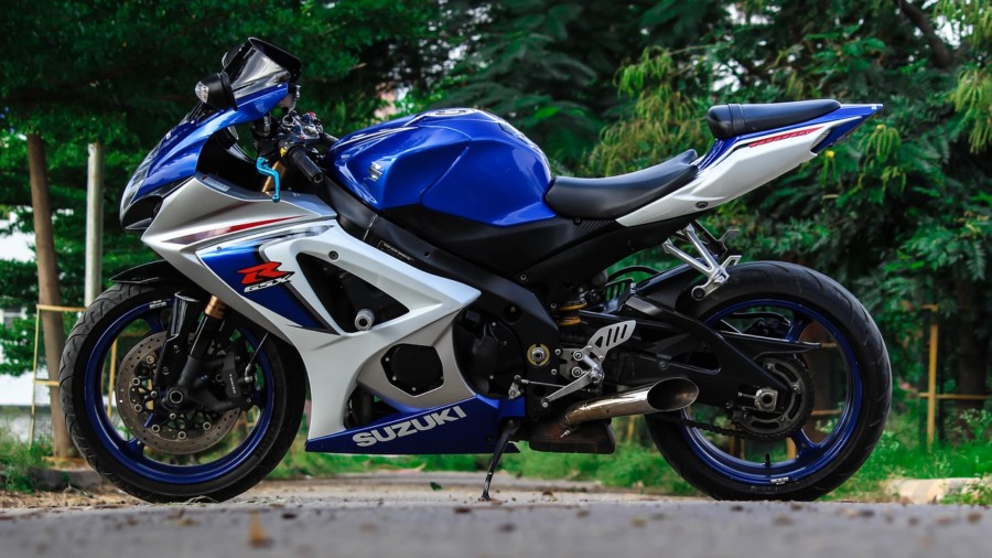 IZUZETNO JE EFIKASNO, ALI IMA LOŠIH STRANA Da li je kočenje motorom štetno za motocikl?