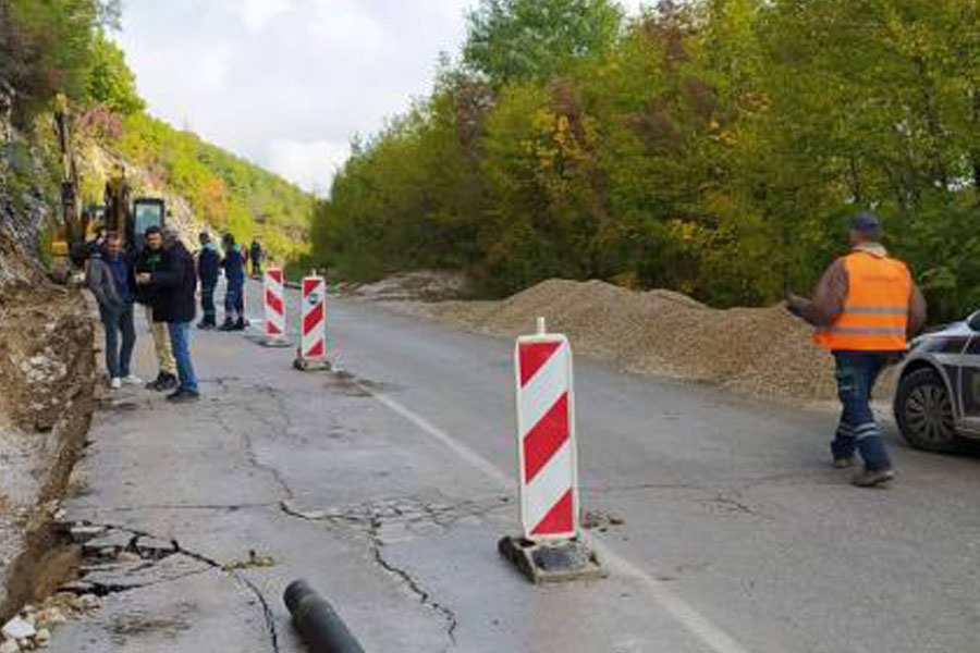 URUŠILA SE CESTA I OTKRILA PEĆINU Zabrana za vozila nosivosti preko 7,5 tona na regionalnom putu R442A