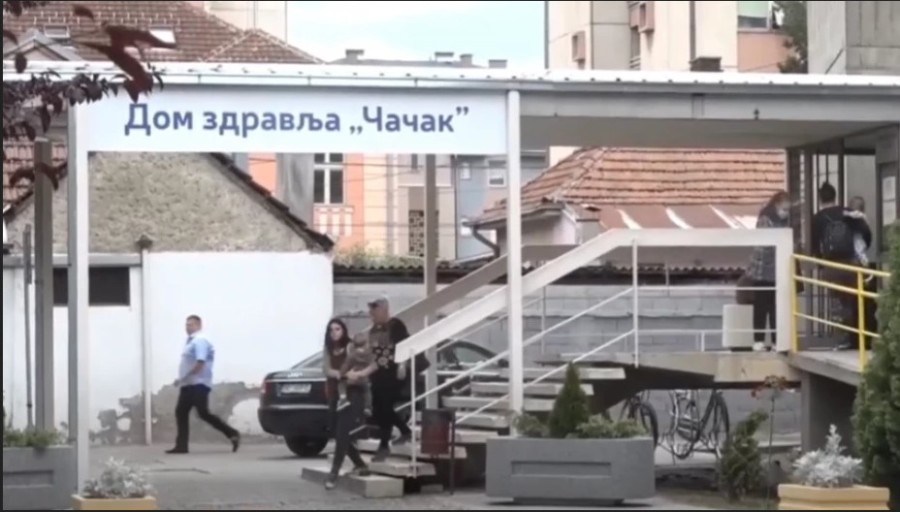 ODOMAĆILA SE, KRADE PACIJENTIMA HRANU Nezvani gost u čačanskoj bolnici (FOTO)