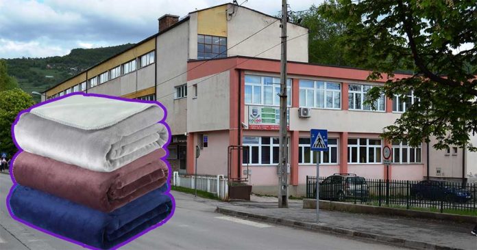 NA NASTAVI – U DEKAMA! Građani obećanja iz prostorija ugrijanih javnim novcem slušaju ogrnuti - dekama!