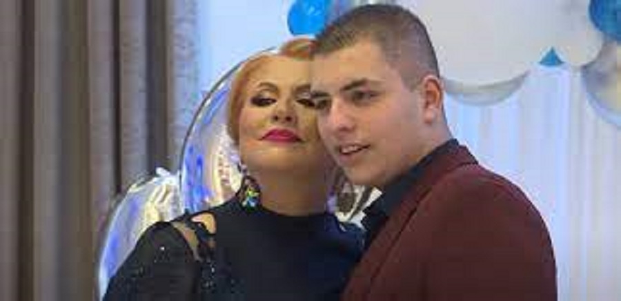 DRUGARI NISU ZNALI KO MU JE MAJKA Ćana proslavila sinu punoljetstvo, a on krio od javnosti da mu je mama pjevačica!