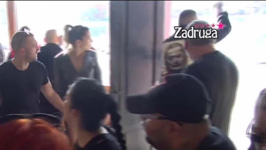 CAR POBJESNIO, LETE STOLICE PO ZADRUZI! Filip napravio skandal na Đoletovoj proslavi slave, evo šta je razlog!