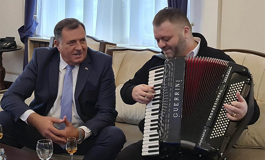 DODIK DOVEO HARMONIKAŠA U PREDSJEDNIŠTVO BIH! (VIDEO)