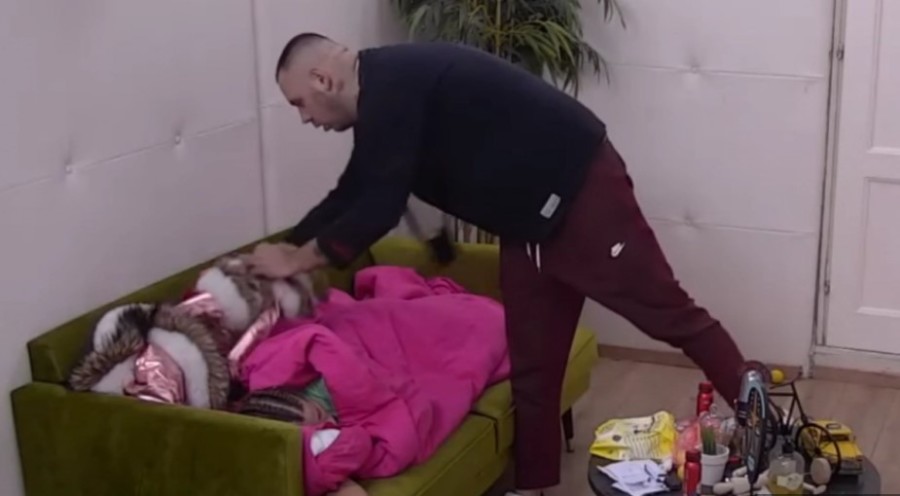 PAO PRVI POLJUBAC Dalila i Car se osamili, Dejanu će sada pozliti!
