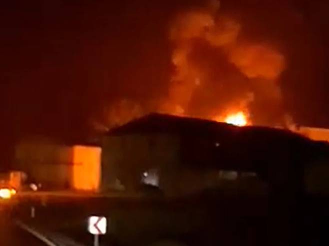 GORI FABRIKA! Obustavljen saobraćaj na putu Tuzla - Orašje