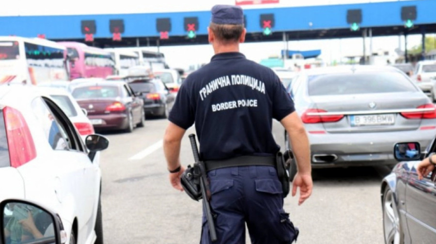 CARINICI NA GRADINI ZAUSTAVILI KOMBI: Kad su pogledali u šupljine uslijedio je šok, propao pokušaj velikog šverca!
