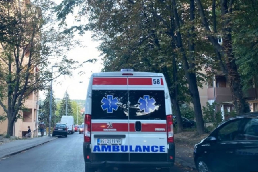STRAŠNA NESREĆA U ZEMUNU! Automobil završio na krovu, srušena bandera - na terenu Hitna pomoć