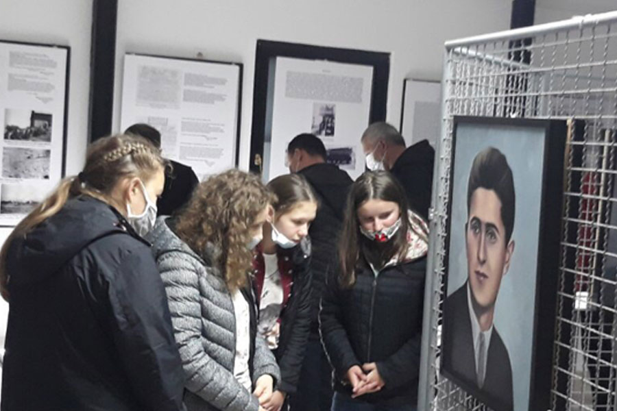 U IZLOŽBENOJ SALI SPOMEN-PODRUČJA DONJA GRADINA otvorena izložba "Portreti"