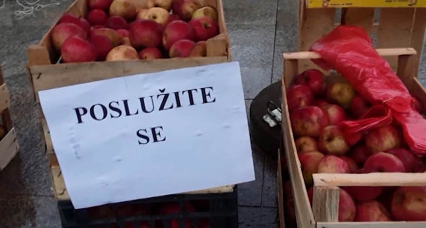 DJELO ZA SVAKU POHVALU! Ostavio POLA TONE JABUKA na gradskom trgu UZ PORUKU "POSLUŽITE SE"